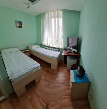 Фото номера Двухместный номер с 2 отдельными кроватями и душем Мини-отель Мини Отель Эспланада г. Пермь 2