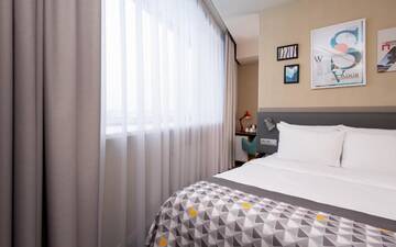 Фото номера Номер с кроватью размера «queen-size» Гостиница Holiday Inn Perm г. Пермь 7