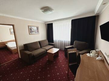 Фото номера 2-комнатный номер Джуниор Сюит Гостиница Прикамье г. Пермь 2